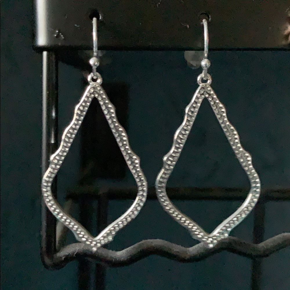 Kendra Scott dangle earring